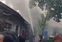 Relawan Pemadam Kebakaran saat melakukan tahap pembasahan menyusul api yang sudah padam {Foto Istimewa/Bomindonesia)
