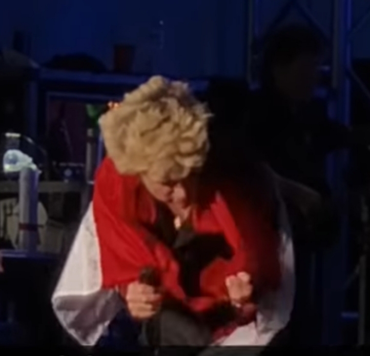 Billie Joe Armstrong cium bendera Merah Putih saat  Green Day bawakan lagu Are We The Waiting (Foto Istimewa/Bomindonesia)