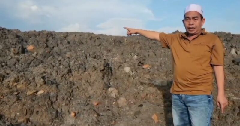 Direktur Eksekutif SAKUTU, Aliansyah, atau dikenal dengan panggilan  saat melakukan investigasi langsung kel apangan (Foto Tangkapan layar video investigasi)