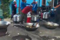 Suasana di Dapur Umum Haul ke 5 Guru Zuhdi di kawasan Sungai Jingah, masyarakat dan relawan bahu membahu bekerja sama (Foto Istimewa/GWA)