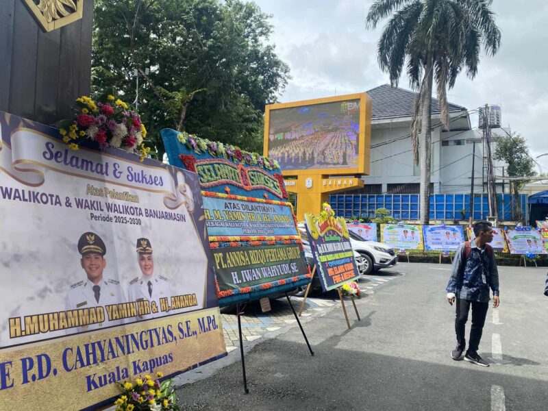 Balai Kota Banjarmasin dibanjiri karangan bunga ucapan selamat pelantikan Wali Kota Banjarmasin dan wakilnya (foto:bomindonesia)