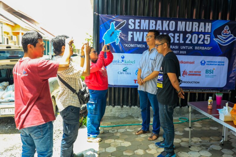 Lurah Sungai Andai Ahmad Dedi Fernandi dan Ketua FWE Kalsel Arief Rahman (foto:bomindonesia)
