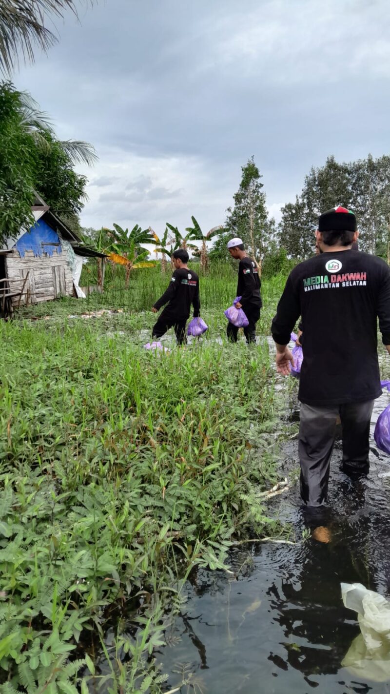 Bahu Membahu Memberikan Paket Sembako untuk Korban Terdampak Banjir di Desa Pandahan (foto:bomindonesia)