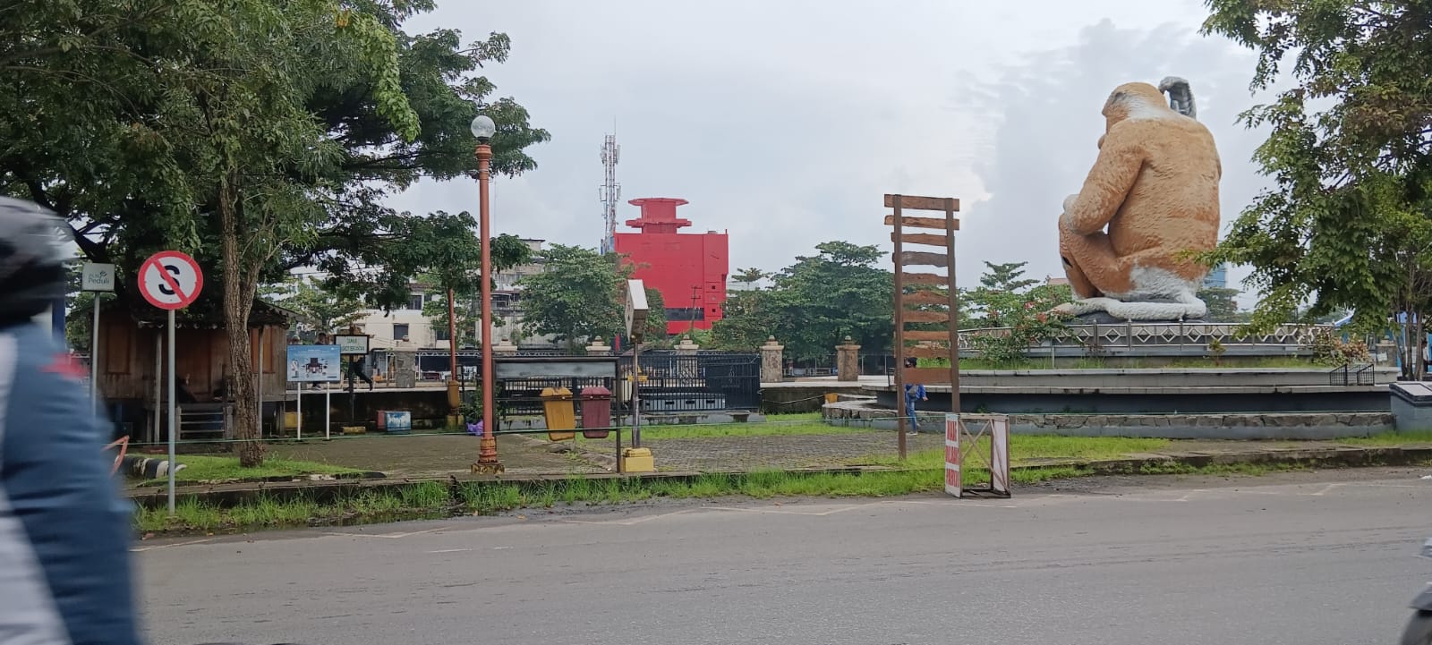 Taman Patung Bakantan Jalan Kapten Pierre Tendean Membuat Daya Tarik warga untuk Berwisata di Kota Banjarmasin (foto:bomindonesia.com/7 Februari 2025)