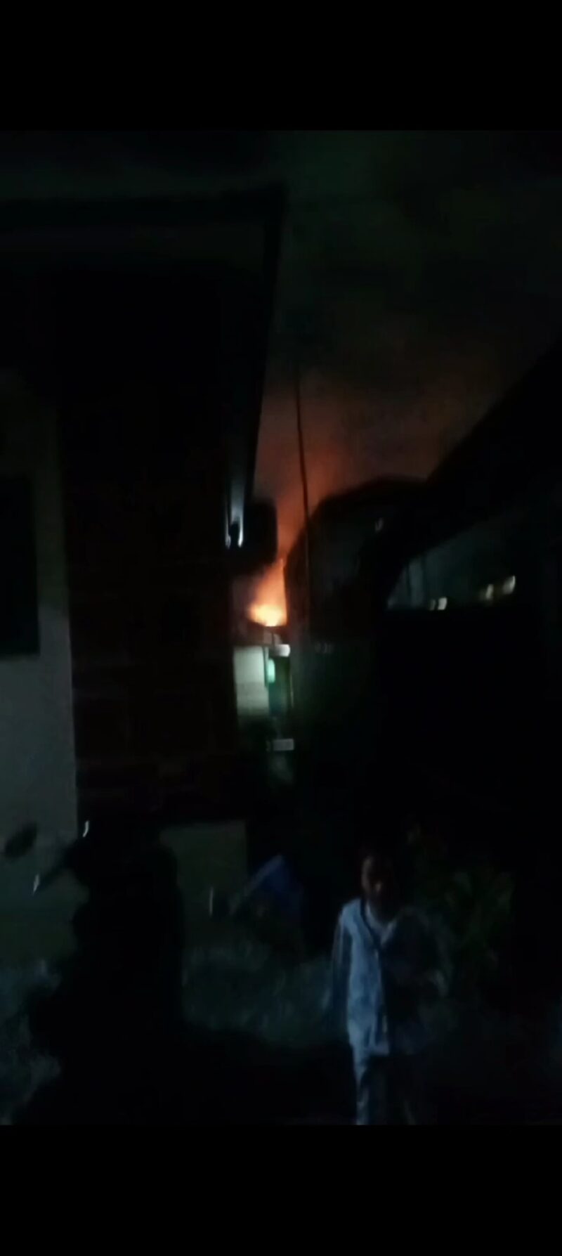 Api membakar sebuah rumah kosong di Gang 2 Darussalam, Sei Mesa, Banjarmasin, Jumat (14/2/2025) malam.
Api berhasil dikendalikan dalam beberapa menit berkat kerja sama tim pemadam kebakaran setempat. (Foto: Istimewa/Bomindonesia)

 