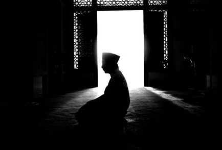 Sholat dan Sujud Tanda Berserah Diri Kepada Allah SWT (foto:ilustrasi/bomindonesia)