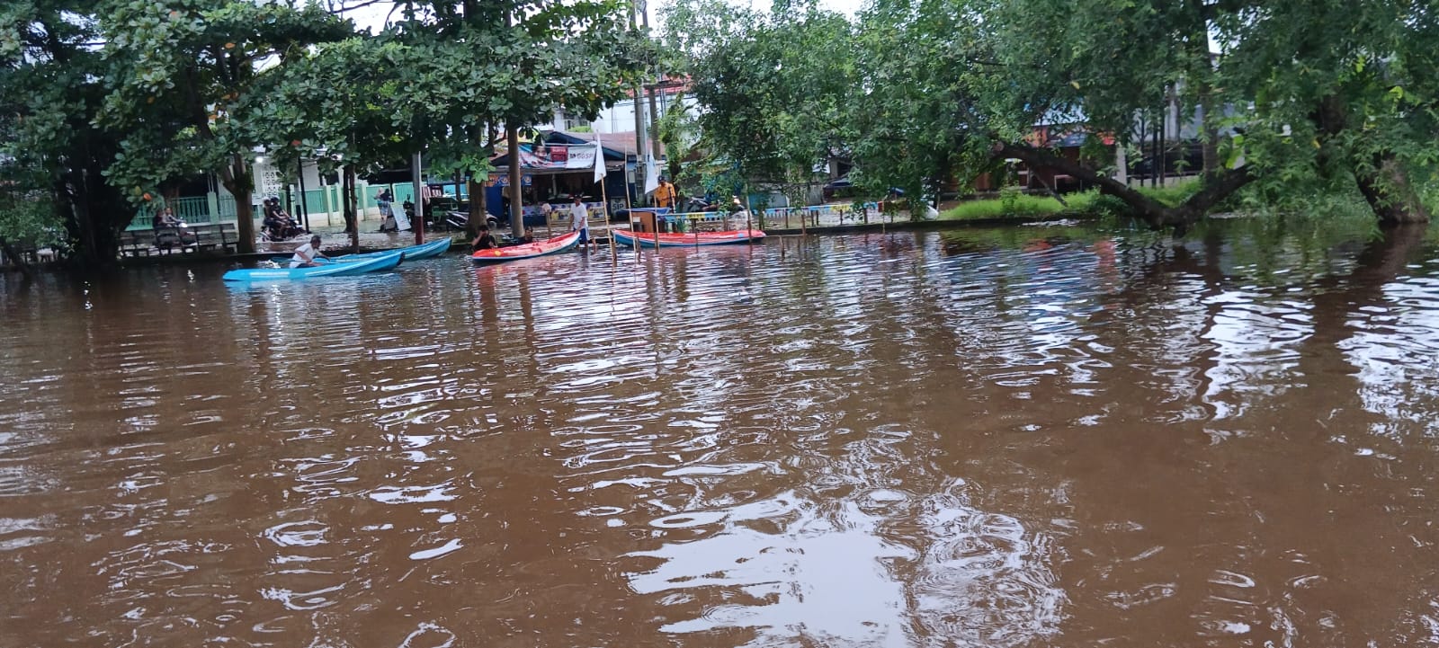Jika Air Naik, Kondisi Sungai di Jalan Zafri Zamzam dan Jalan Bandarmasih Komplek DPR Banjarmasin Barat Makin Mudah untuk Berwisata Sungai di kawasan itu