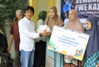 BERKAH - Kegiatan berbagi senyuman di Jumat berkah yang digelar Telkomsel (foto:fwe_bomindonesia)