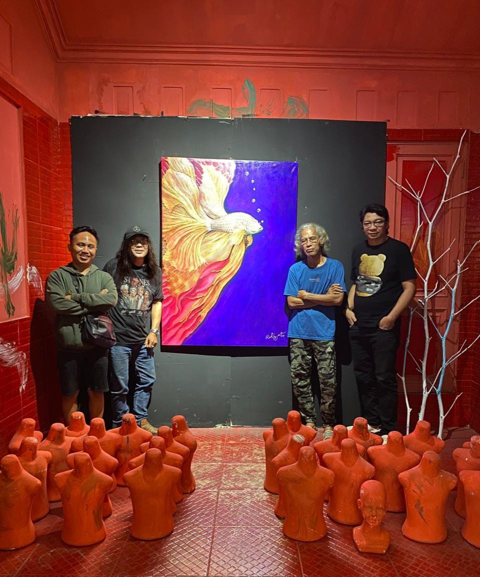Wartawan bomindonesia.com bersama sahabat SMA Said Syech Firdaus (Paling Kanan) sempat berfoto bersama sang Maestro Rochyat (dua dari kanan) dan kurator Badri Hurmansyah (kanan) di salah satu karya lukisannya (Foto Istimewa)