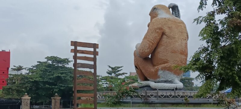 Terletak di tepi Sungai Martapura Jalan Kapten Pierre Tendean, Kota Banjarmasin, Provinsi Kalimantan Selatan (Kalsel), Sebuah Taman Patung Bakantan. Ramai Dikunjungi Warga, Terutama pada Sore dan Hari Libur (foto:adhi/bomindonesia/7 Februari 2025)



