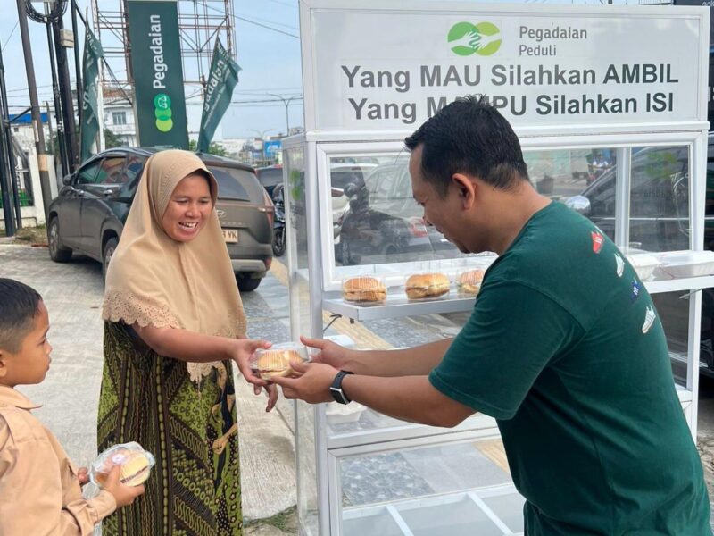 Pembagian paket makanan oleh sejumlah karyawan Pegadaian (foto:istimewa/bomindonesiaa)