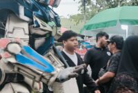 Adun saat beraksi sebagai Gundam robot raksasa yang muncul dalam serial anime Jepang bergenre mecha (foto Mercy)