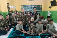 Ketua PN Banjarmasin Ketua PN Banjarmasin, Agus Akhyudi SH MH saat menyerahkan bantuan secara simbolis kepada Kepala Asrama Derajat (Foto disaksikan Wakil Ketua Cahyono Riza SH MH,parw hakim dan pegawai PN Banjarmasin. ( Foto : Mercy)