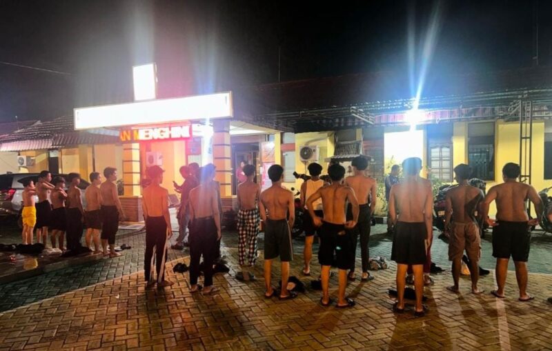 Inilah puluhan remaja yang diduga hendak melakukan perang sarung dan balap liar di Banjarmasin, Sabtu (1/3/2025) dinihari, awal bulan puasa Ramadhan 1446 H. (Foto: Istimewa)/Bomindonesia
