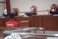 Oknum Polisi di Kab. Banjar  saat mendengarkan tuntutan jaksa.(Foto : Istimewa)