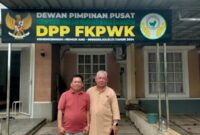 Pembina FKPWK, H.Junaidi, didampingi Ketua Dewan Pakar, Dr. Murjani, M.Kes di depan Kantor Sekretariat FKPWK di kawasan Komplek Citraland (Foto Istimewa)