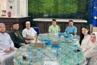 Caca ditemani ibunya Hj. Arbayah
menemui Gubernur Kalsel H. Muhidin untuk meminta doa restu (Foto Istimewa)
