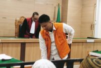 M.Azhar Rinaldi, kurir 9 kg sabu, saat akan meninggalkan ruang sidang PN Banjarmasin (Foto Istimewa)