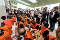 Kapolda Kalsel, Irjen Pol Rosyanto Yudha Hermawan bersama Wakapolda didampingi Ditresnarkoba,Kombes Pol Kelana Jaya bersama jajaran Forkompinda  dan PJU Polda  usai press release dan pemusnahan mepemusnahan barang bukti memberikan nasihat kepada para tersangka (Foto Istimewa)