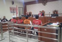 Lima kaki tangan gembong narkoba Fredy Pratama saat menjalani proses persidangan pertama dengan agenda pembacaan dakwaan (Foto: Istimewa)
