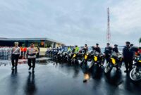  Kapolda Kalsel Irjen Pol Rosyanto  Yudha Hermawan memeriksa pasukan saat Apel Gelar Pasukan Operasi Kepolisian Terpusat “Ketupat Intan 2025, di Lapangan Polda Kalsel Banjarbaru, Kamis (20/3/2025). foto (Istimewa).
