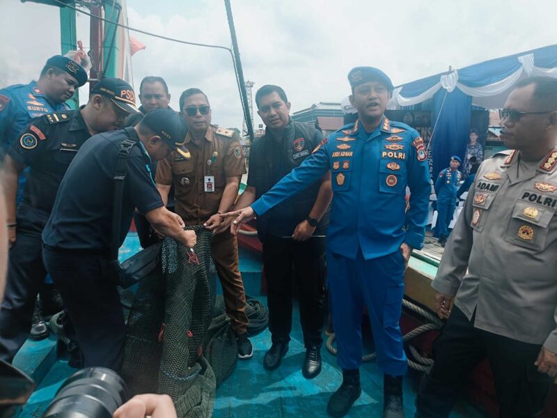 Direktur Polairud Polda Kalsel, Kombes Pol Andi Adnan, didampingi Kabid Humas Kombes Pol Adam Erwindi, dan Kepala Dinas Kelautan dan Perikanan Kalsel, Rusdi Hartono saat memperlihatkan pengukuran jaring yang digunakan para tersangka (Foto Mercy)