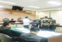 Msjelis hakim, jaksa, dan penasehat hukum serta terdakwa nampak melihat di laptop aksi demo  yang dimotori Aliansyah dan terdakwa( Foto Istimewa)
