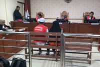 JALANI SIDANG- Pasangan suami istri (pasutri), Heldawati Alias Mama Ica Alias Ida binti Supiansyah dan Jainudin Alias Ijai bin Alm Asmuni saat jalani sidang di PN Banjarmasin.  (foto Istimewa)