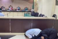 Terdakwa Hasbianor dan penasihat hukumnya sujud syukur saat Majelis Hakim Pengadilan Tipikor memvonis bebas di Pengadilan Negeri Tipikor Banjarmasin (Foto Istimewa)