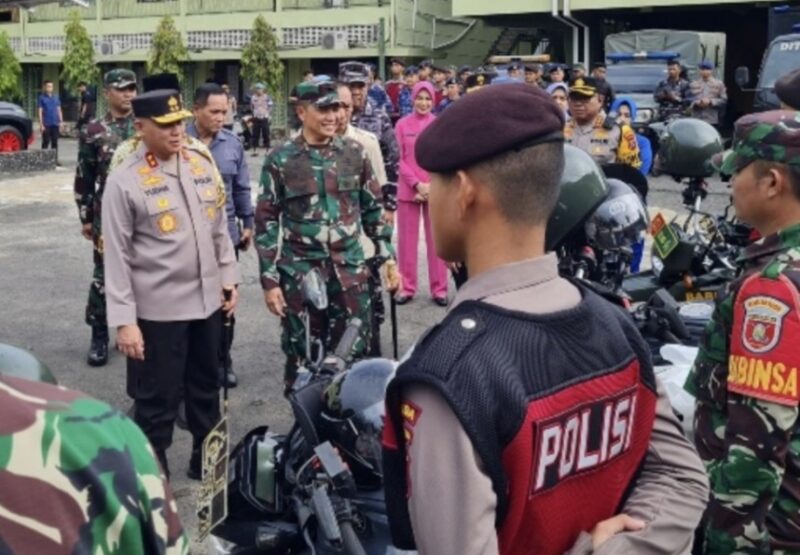 Kapolda Kalsel Irjen Pol Rosyanto Yudha Hermawan, Danrem 101/Antasari Brigjen TNI Ilham Yunus, Danlanal Banjarmasin Kolonel Laut (P) Ahmad Ahsan serta Danlanud Syamsudin Noor, Kolonel Pnb Suparjo sebelum melepas peserta baksos anggota TNI Polri (Foto Istimewa)
