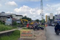 Proyek pengerjaan sungai dan jalan di Jalan Veteran Banjarmasin