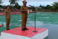 Bupati Mura Heriyus saat memimpin apel gabungan perdana (foto/Maya)