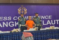Tersangka Jumran, oknum anggota TNI AL yang dihadirkan pada press release di Mako Lanal Banjarmasin (Foto Istimewa)