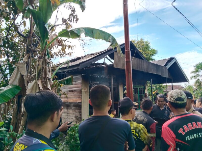 Rumah Arbaiyah usai terbakar di Jalan HKSN Kebun Jeruk Kelurahan Kuin Utara Kecamatan Banjarmasin Utara, Rabu (9/4/2025) siang. (foto: Istimewa)
