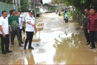 Wakil Bupati Mura Rahmanto Muhiddin beserta jajarannya saat mengunjungi beberapa ruas jalan yang rusak di Kelurahan Muara Laung (Foto: Diskominfo)
