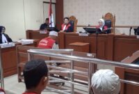 Terdakwa Nor Ahmi alias Ahmi saat mendengarkan vonis majelis hakim di PN Banjarmasin
(Foto: Istimewa)
