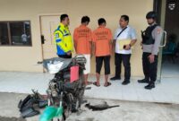 Pelaku curanmor dan penadahnya, HY dan IH, saat digelar kasus. Nampak Kanit Reskrim Polsek Banjarmasin Barat Ipda Masuk Koso saat menginterogasi mereka, Jumat (18/4/2025) siang. (foto: istimewa)