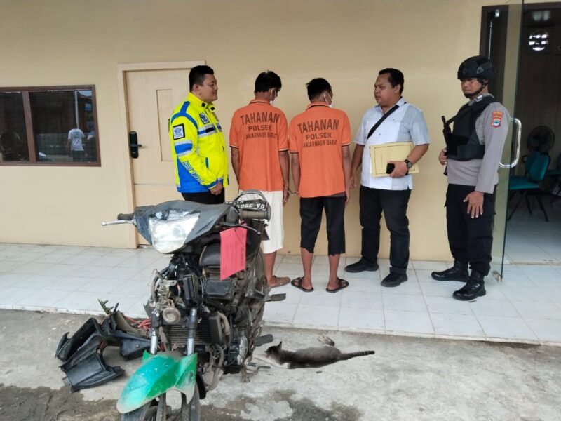 Pelaku curanmor dan penadahnya, HY dan IH, saat digelar kasus. Nampak Kanit Reskrim Polsek Banjarmasin Barat Ipda Masuk Koso saat menginterogasi mereka, Jumat (18/4/2025) siang. (foto: istimewa)
