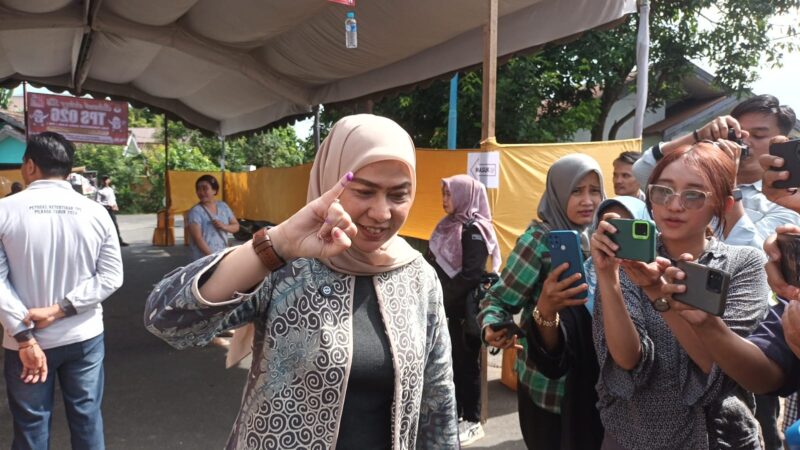 Calon Wali Kota Banjarbaru, Hj. Erna Lisa Halaby, menyalurkan hak pilihnya (Foto Istimewa)