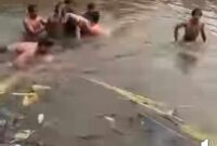 Korban tenggelam saat ditemukan usai berenang di Sungai Baru Banjarmasin Tengah, Rabu (23/4/2025) siang. (foto:istimewa) 
