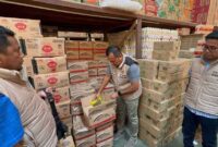 Tim Satgas Pangan Ditreskrimsus Polda Kalsel saat melakukan pemeriksaan produk Minyakita di Toko Yeyen/Ibak, Banjarmasin Selatan (Foto Humas Polda Kalsel)
