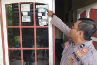 Polisi Tunjukkan Rumah Pelaku Persetubuhan Anak Tiri di Komplek Airmantan, Telaga Biru, Banjarmasin Barat, Sabtu (26/4/2025). (Foto: Istimewa)
