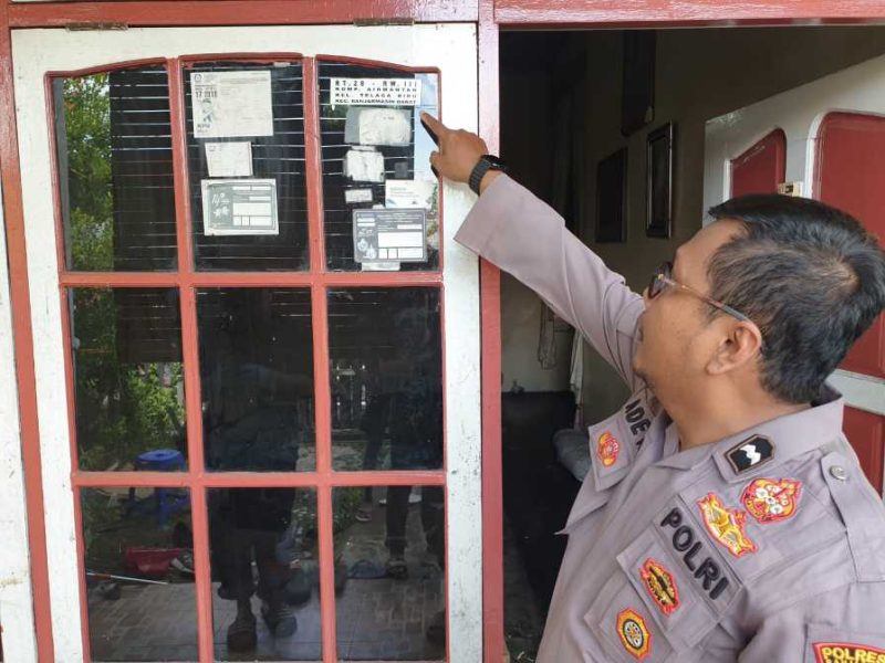 Polisi Tunjukkan Rumah Pelaku Persetubuhan Anak Tiri di Komplek Airmantan, Telaga Biru, Banjarmasin Barat, Sabtu (26/4/2025). (Foto: Istimewa)
