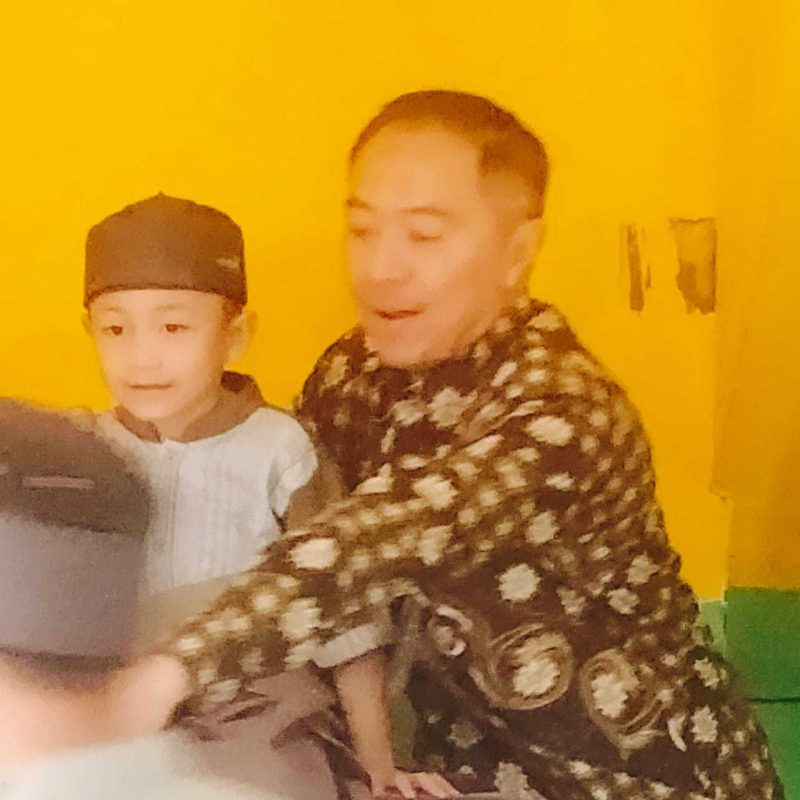 Ketua PN Banjarmasin Agus Akhyudi SH MH saat foto bersama salah satu anak panti asuhan saat memberikan bantuan.
(Foto Istimewa )
