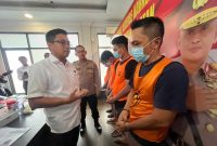 Direktur Reserse Narkoba Polda Kalsel, Kombes Pol Kelana Jaya, didampingi Kabid Humas Kombes Pol Adam Erwindi saat memberikan nasihat kepada para tersangka usai press release (Foto Istimewa)