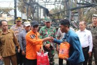 Bupati Mura Heriyus  usai meninjau puing kebakaran di Desa Muara Untu bersama Ketua DPRD dan Forkopimda sekaligus memberikan bantuan kepada korban kebakaran (foto: Maya/Diskominfo)
