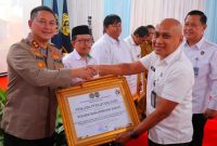 Kantor Wilayah Direktorat Jenderal Pemasyarakatan Kalimantan Selatan menyerahkan penghargaan kepada Kapolresta Banjarmasin melalui Wakapolresta AKBP Arwin Amrih Wientama terkait kontribusi Polsek Barat bersama LP Teluk Dalam menjaga Kamtibmas, Senin (27/4/2025). (foto: istimewa)
