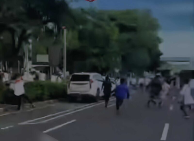 Para pemuda berlarian saling serang (Foto @priok.id)