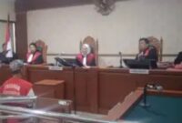 Terdakwa Nor Ahmi alias Ahmi saat mendengarkan tuntutan JPU.(Foto Istimewa)