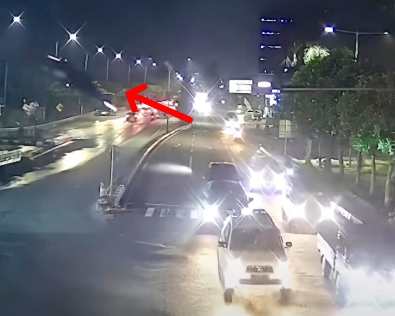 Mobil BMW ‘Terbang’ Sebelum Terjun dari Tol Belum Tersambung di Gresik (Foto Istimewa)